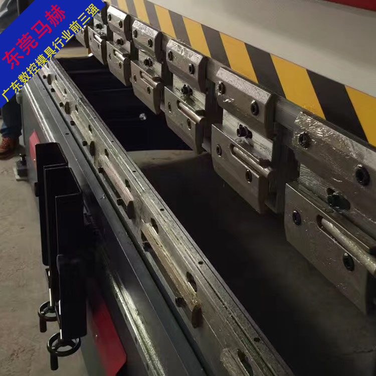 LFK梁發(fā)記數(shù)控折彎機(jī)導(dǎo)軌折彎機(jī)模具快夾