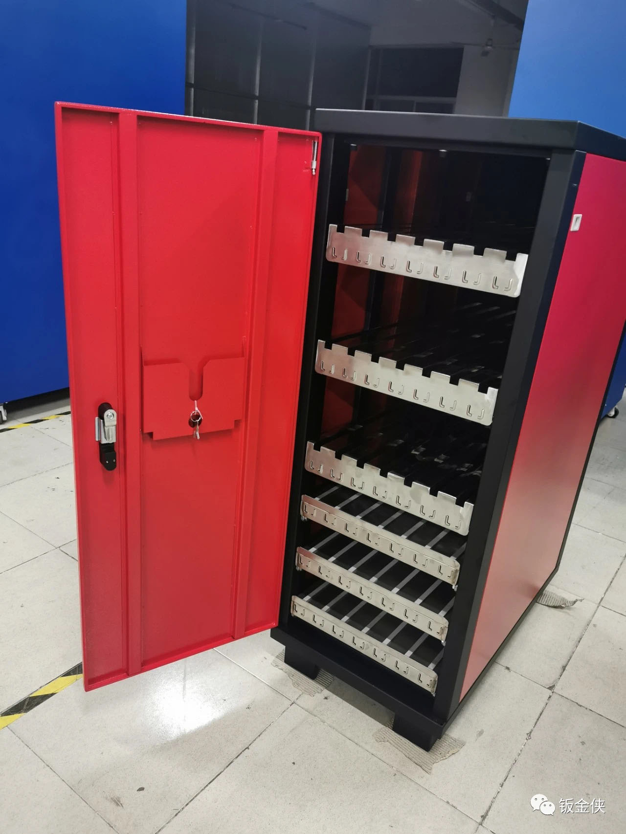 深圳某醫(yī)療器械公司定制三臺折彎機模具柜