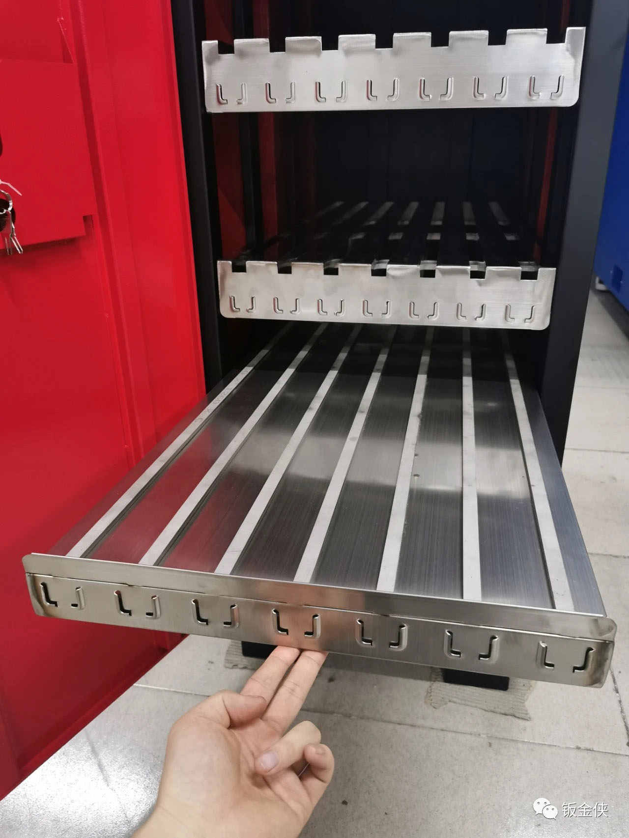 深圳某醫(yī)療器械公司定制三臺折彎機模具柜