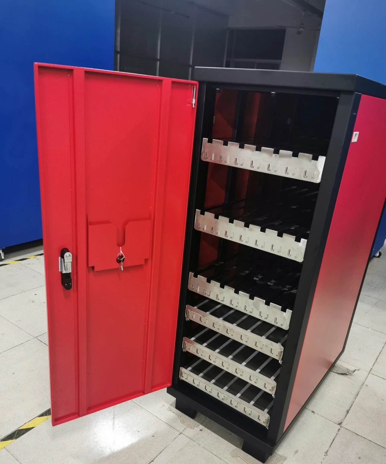 深圳某醫(yī)療器械公司定制三臺折彎機模具柜