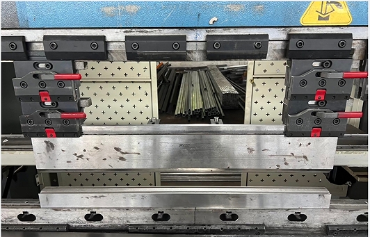 快夾加快夾實(shí)現(xiàn)機(jī)床的產(chǎn)品折彎